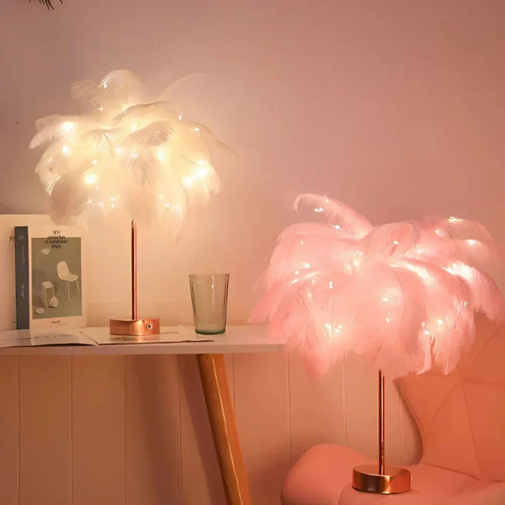 Feder-Tischlampe Roségold von PalmGleam; leuchtet warm. Ideal als Ambientebeleuchtung & moderne Dekolampe im Wohnzimmer.