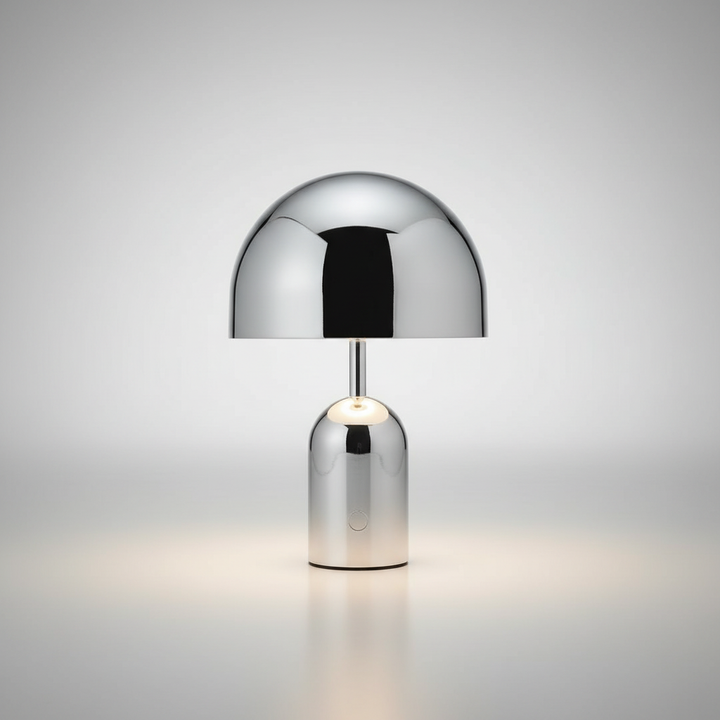 Flexible LED Akku-Tischlampe ChromeGleam in poliertem Chrom, dimmbar, perfekt für den mobilen Einsatz.