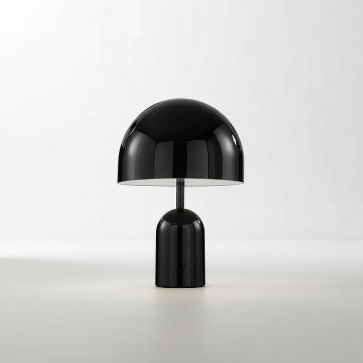 Hochwertige Design-Tischlampe ChromeGleam mit dimmbarer LED in Chrom, ideal als Nachttisch- oder Akzentlampe.