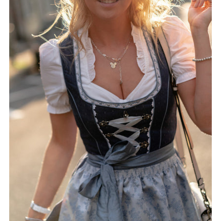 Elegantes, traditionelles Damen Dirndl Kleid für Oktoberfest, mit passender Schürze und Mieder-Schnürung.