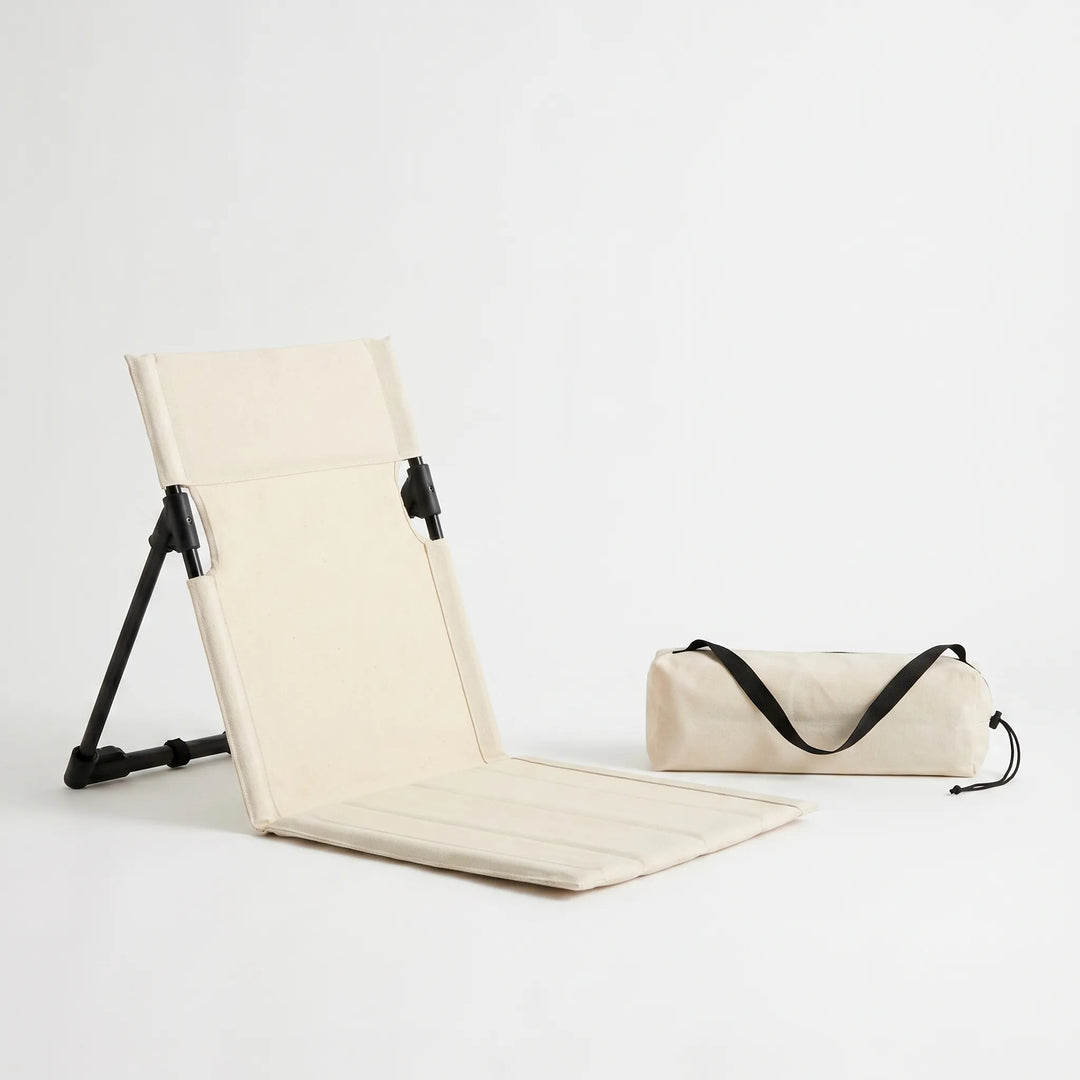 Kompakter Faltstuhl mit Rückenlehne, perfekt als Strandstuhl oder beim Picknick. Einfach zu verstauen.