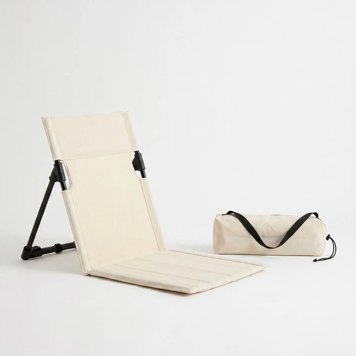 Kompakter Faltstuhl mit Rückenlehne, perfekt als Strandstuhl oder beim Picknick. Einfach zu verstauen.