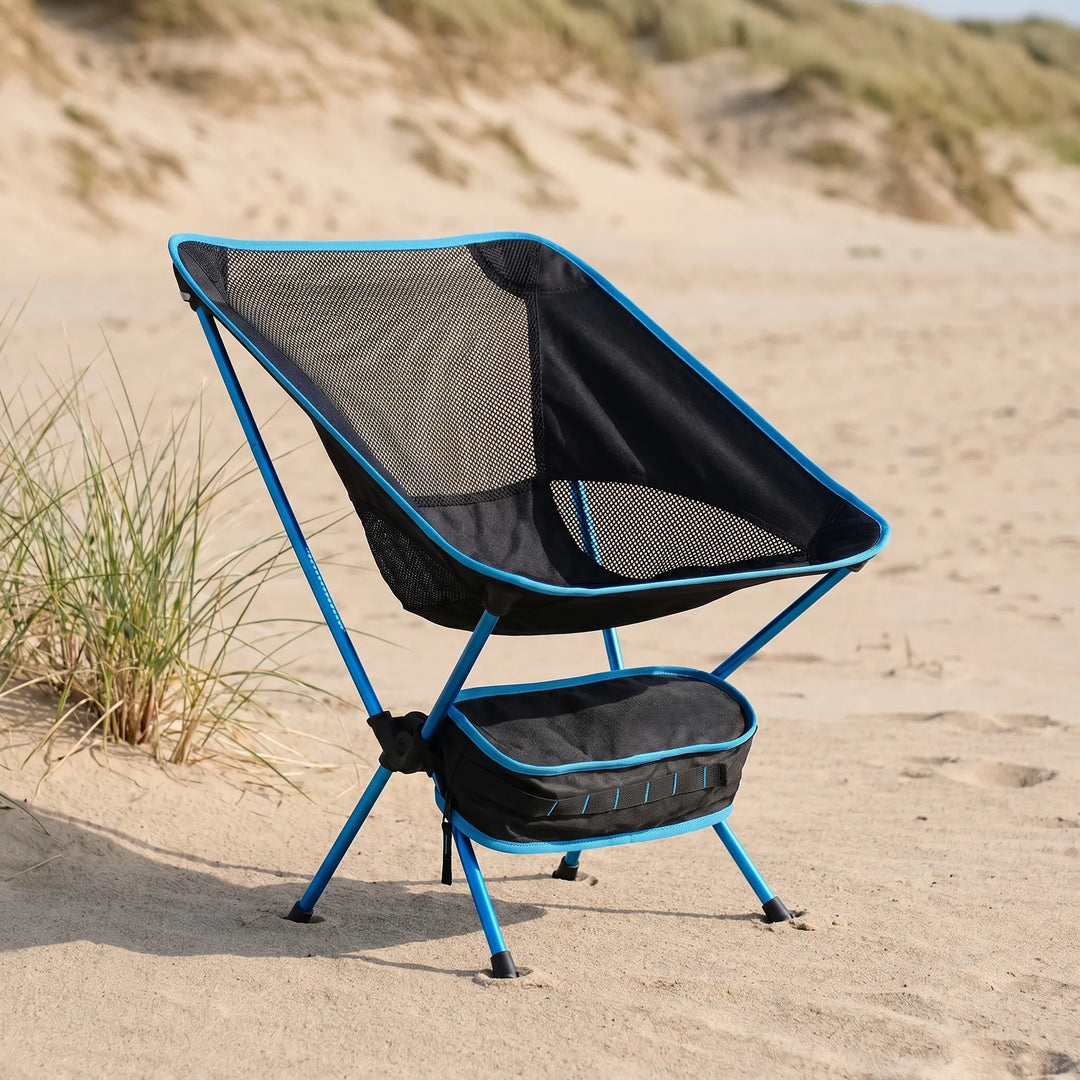 Leichter, faltbarer Outdoor-Klappstuhl für Camping, Wandern und Reisen, in dezentem Grau.