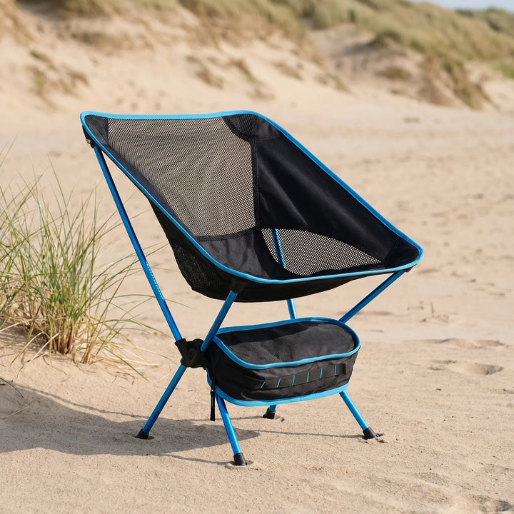 Leichter, faltbarer Outdoor-Klappstuhl für Camping, Wandern und Reisen, in dezentem Grau.