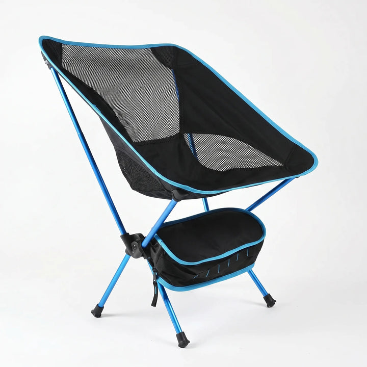 Kompakt zusammengeklappter, tragbarer Campingstuhl, perfekt für Transport im Rucksack auf Reisen.