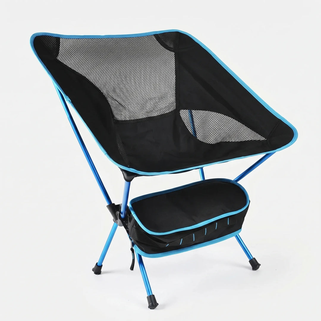 Faltbarer Strandstuhl für entspannte Stunden beim Reisen, Wandern oder am Wasser; leichter Transport.