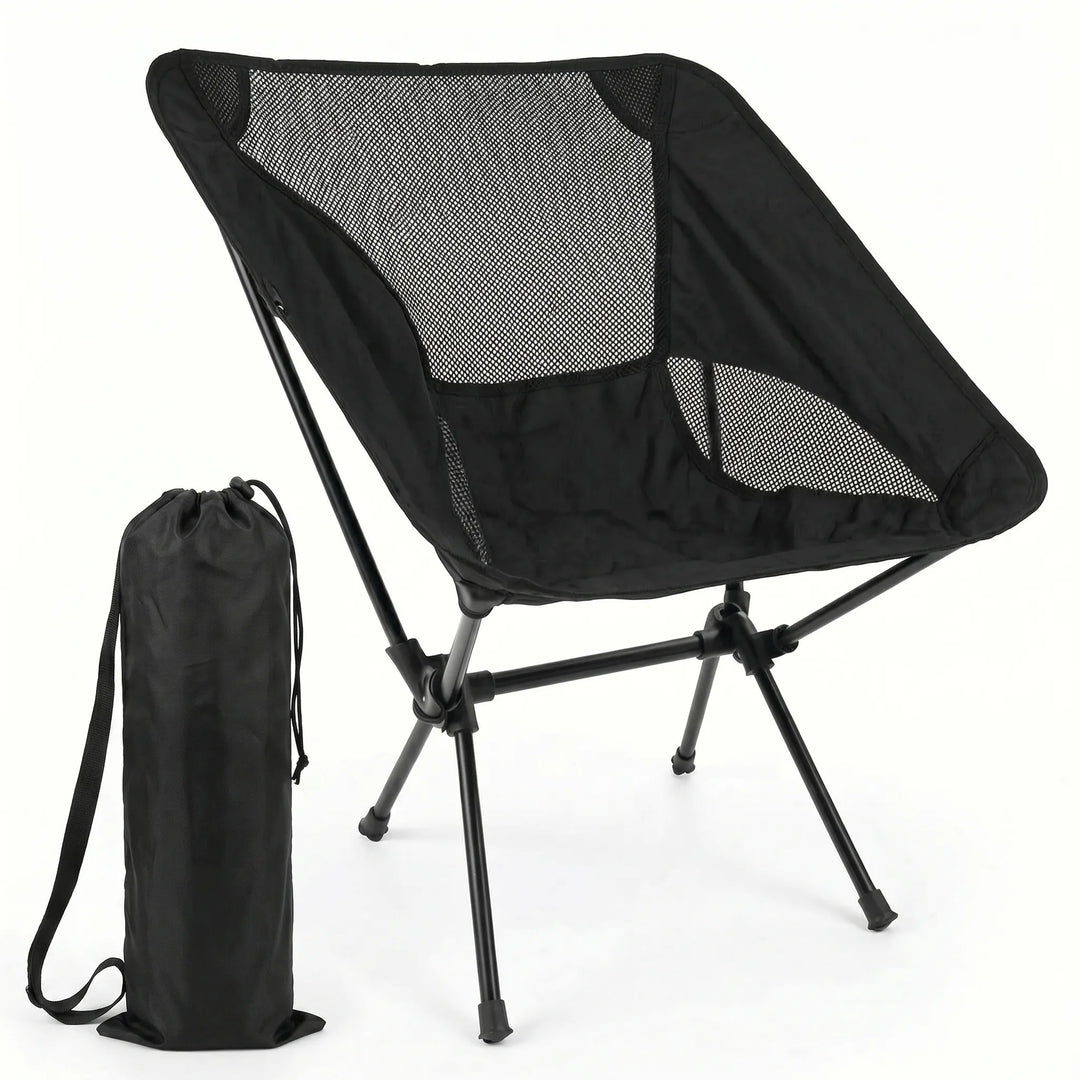 Zwei faltbare Campingstühle am Lagerfeuer, perfekt für gemütliche Abende beim Outdoor-Urlaub und Reisen.