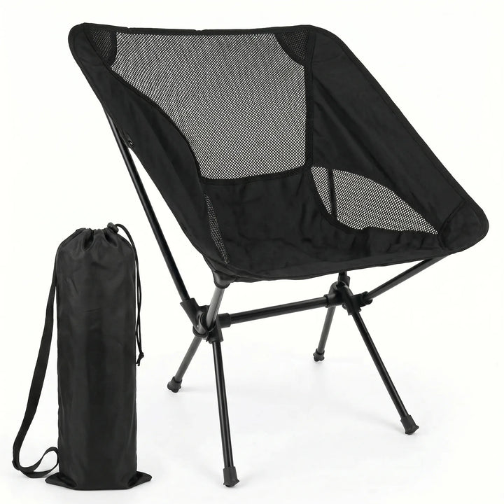 Zwei faltbare Campingstühle am Lagerfeuer, perfekt für gemütliche Abende beim Outdoor-Urlaub und Reisen.