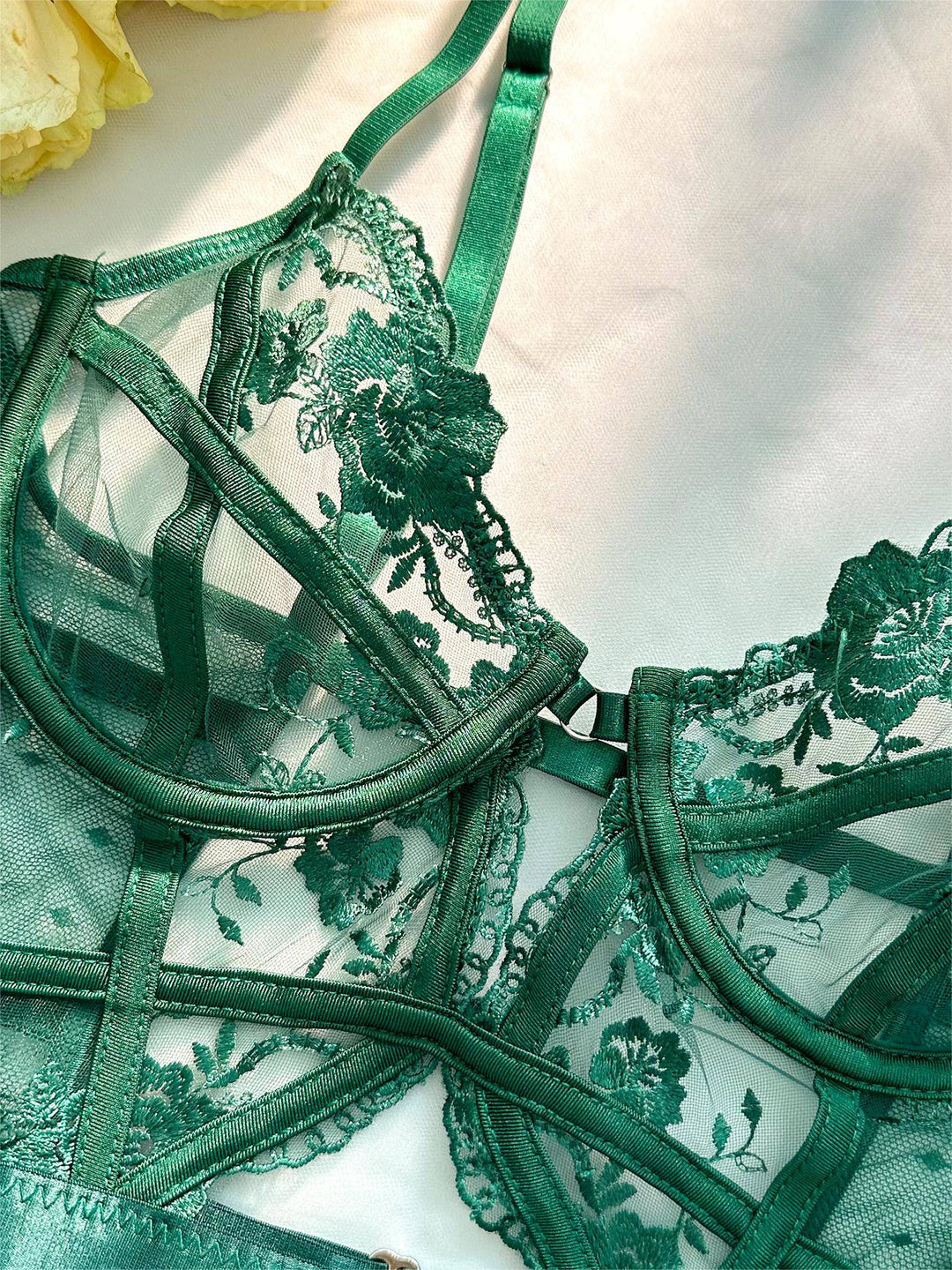 Stylischer smaragdgrüner Damen Spitzen Body Alissa; transparente Lingerie mit Straps.