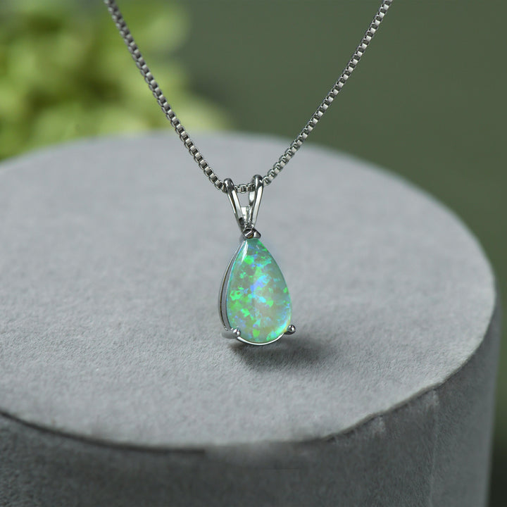 Glänzender Opal-Tropfen-Anhänger an feiner Damen-Halskette, hochwertiger Edelstein.