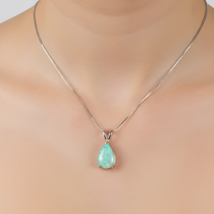 Einzigartiger Opal-Tropfen-Anhänger an feiner Halskette, Damen-Geschenkidee.
