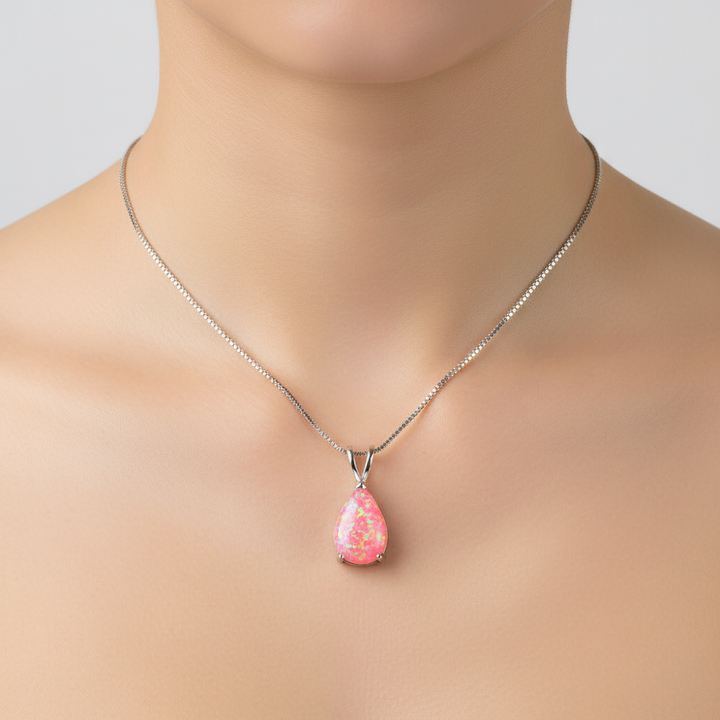 Detail: Leuchtender Opal-Tropfen-Anhänger, kombiniert mit eleganter Kette für Frauen.