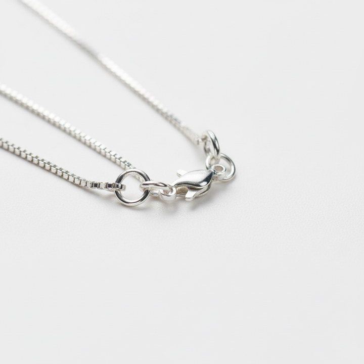 Minimalistischer Opal-Edelstein-Anhänger in Tropfenform an feiner Damen-Halskette.