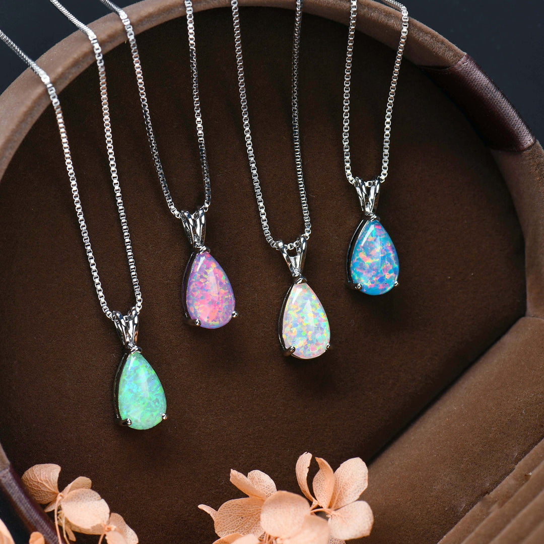 Edle Damen-Halskette mit leuchtendem Opal-Tropfen-Anhänger, ein stilvolles Geschenk.
