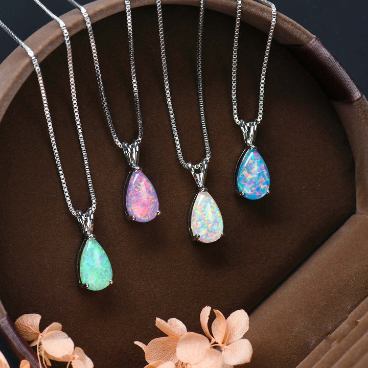 Edle Damen-Halskette mit leuchtendem Opal-Tropfen-Anhänger, ein stilvolles Geschenk.