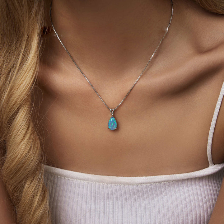 Moderner Opal-Edelstein-Anhänger in Tropfenform, filigrane Damen-Halskette.