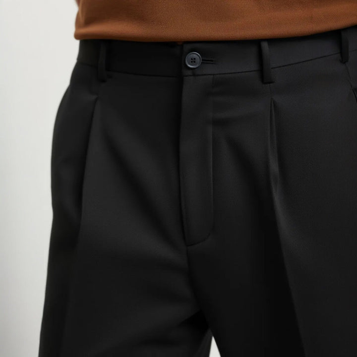 Trendige Herrenhose mit weitem Bein, vielseitig einsetzbar als elegante Freizeithose oder Business-Casual.