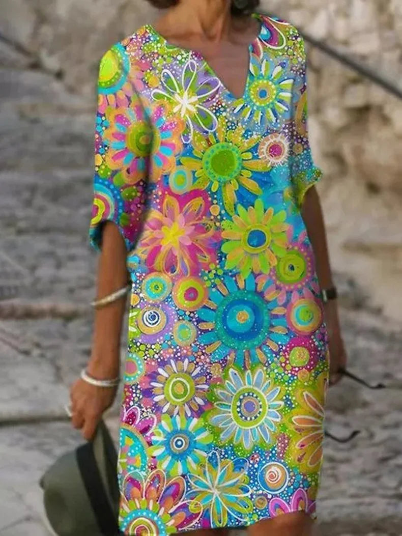 Florales Shiftkleid für Damen mit V-Ausschnitt und langen Ärmeln. Stylisches Herbstkleid für bequeme Frauenmode.