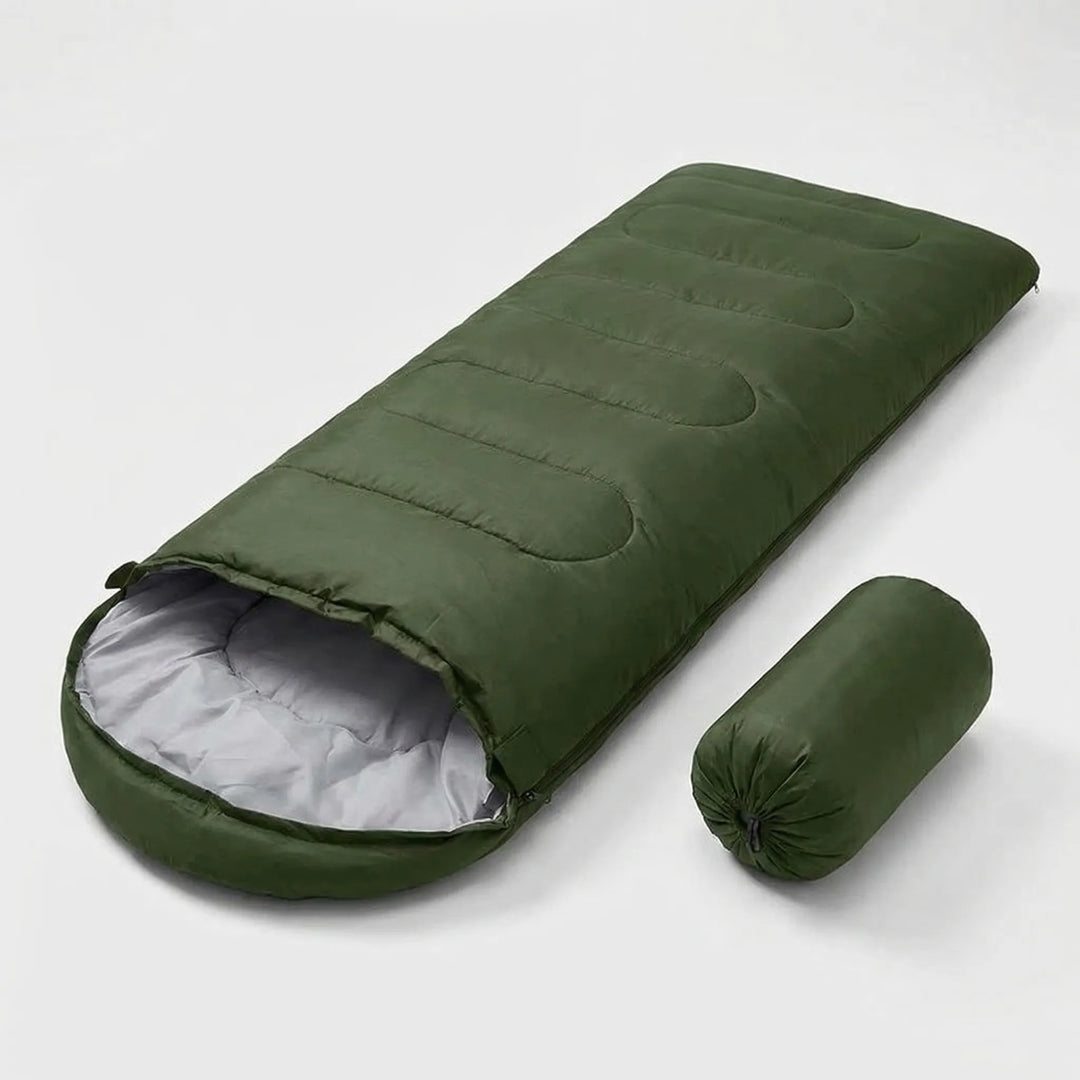 Kompakter, wasserabweisender Deckenschlafsack in blauem Packsack, perfekt für Reisen und Wandern.