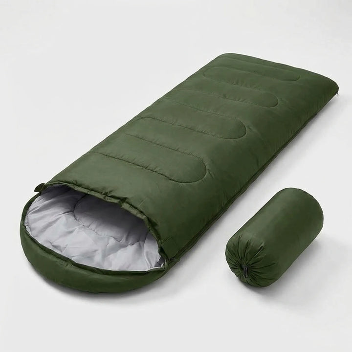 Kompakter, wasserabweisender Deckenschlafsack in blauem Packsack, perfekt für Reisen und Wandern.
