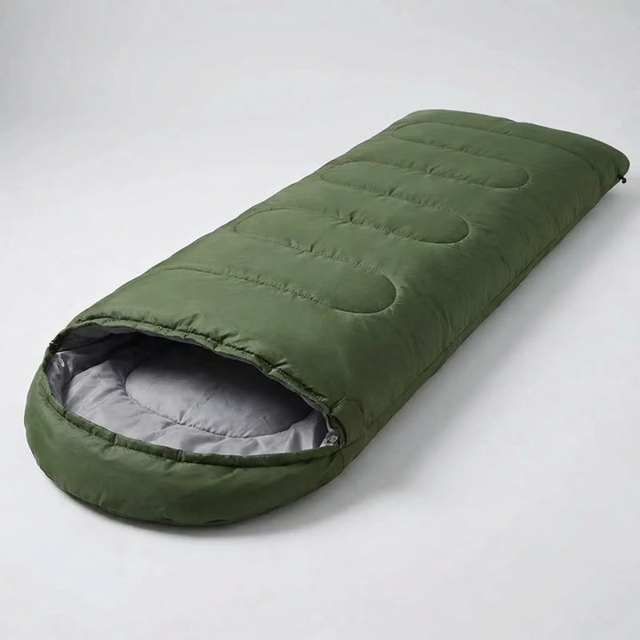 Detailaufnahme des ultraleichten, wasserabweisenden Materials vom Outdoor-Deckenschlafsack in Grün.