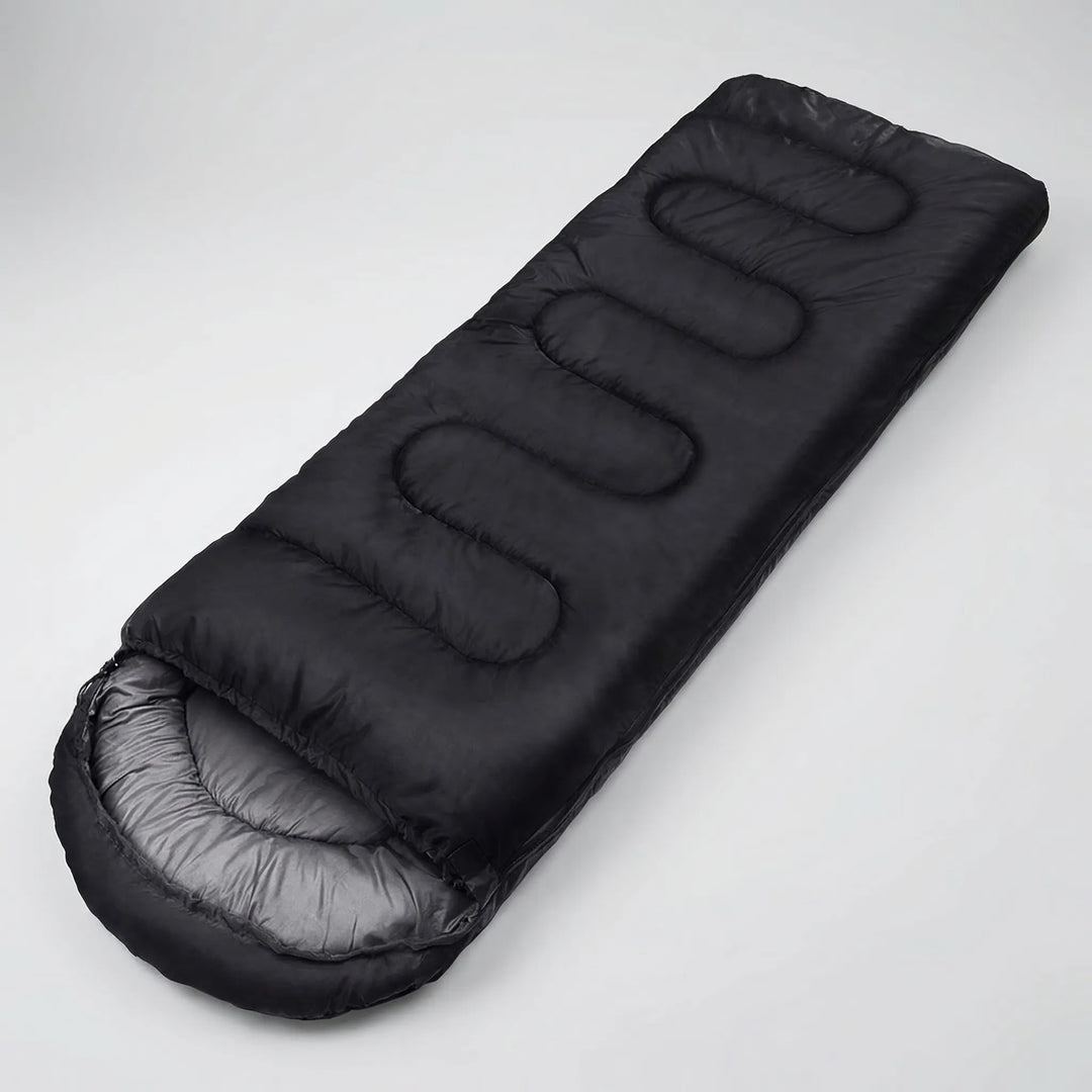 Drei ultraleichte Outdoor-Deckenschlafsäcke in Grün, Blau und Schwarz für alle Jahreszeiten.
