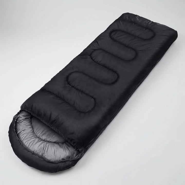 Drei ultraleichte Outdoor-Deckenschlafsäcke in Grün, Blau und Schwarz für alle Jahreszeiten.