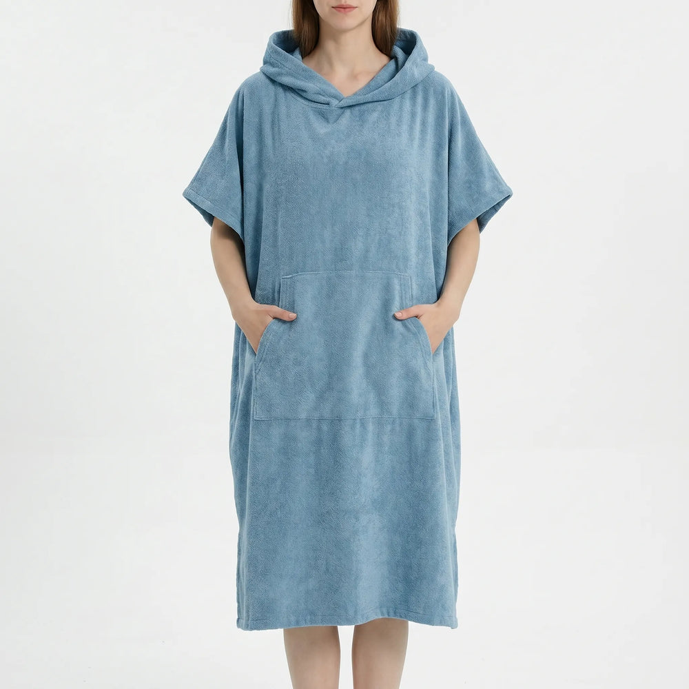 Weicher, schnelltrocknender Unisex Umziehponcho mit Kapuze, perfekt nach dem Schwimmen am Strand oder für Wassersport.