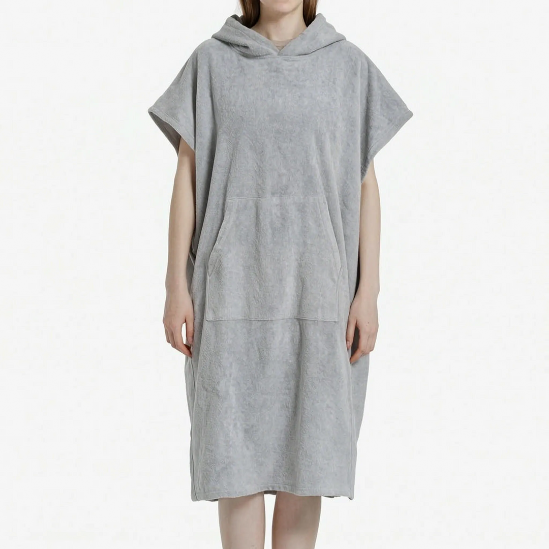 Leichter Unisex Badeponcho mit Kapuze, vielseitig einsetzbar für Strand, Pool & Wassersport, kompakt verstaubar.