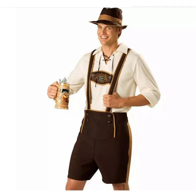 Mann in traditionellem Oktoberfest-Kostüm: Braune Lederhose, kariertes Hemd, Hosenträger & passender Hut für Fest.