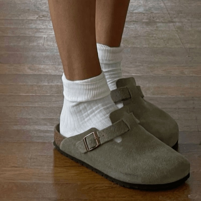 Bequeme Hausschuhe für Damen und Herren, verstellbar und rutschfest, ideal für Zuhause.