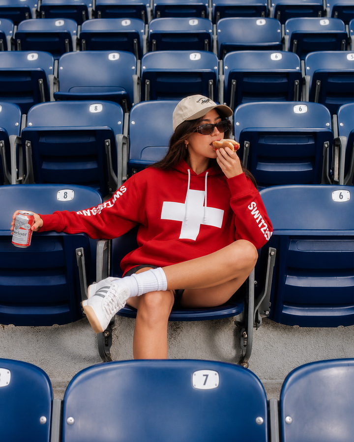 Bequemer Unisex Kapuzenpullover mit auffälliger 3D Schweizer Flagge, ideal für Alltag oder als Geschenk.