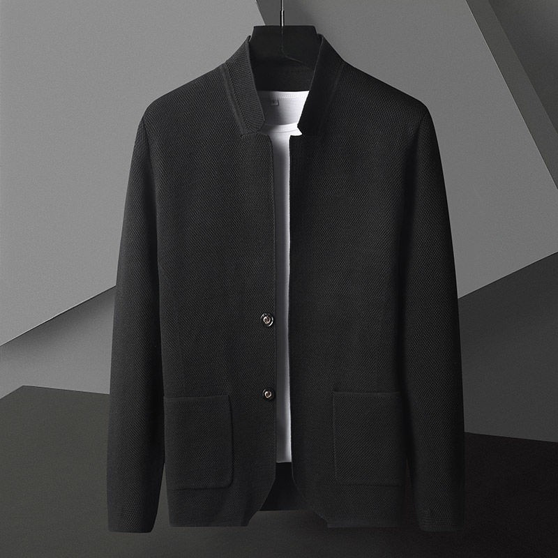 Mann trägt elegante, leichte Herren Strickjacke; perfekt für Freizeit & Business Casual. Atmungsaktiv.