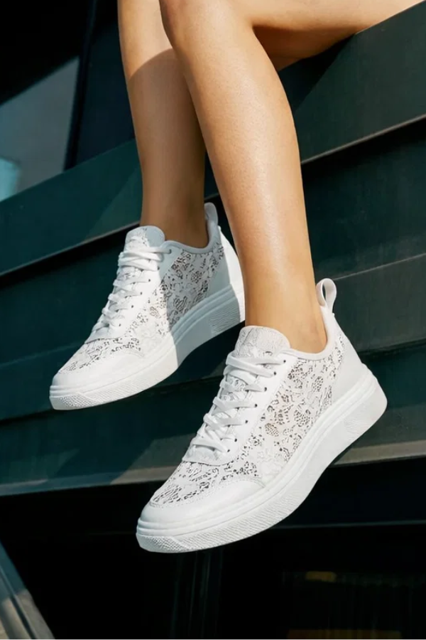 Weiße Damen Sneakers mit zartem Blumenmuster, leichter Schnürung. Perfekt für Komfort und Stil im Alltag und Freizeit.