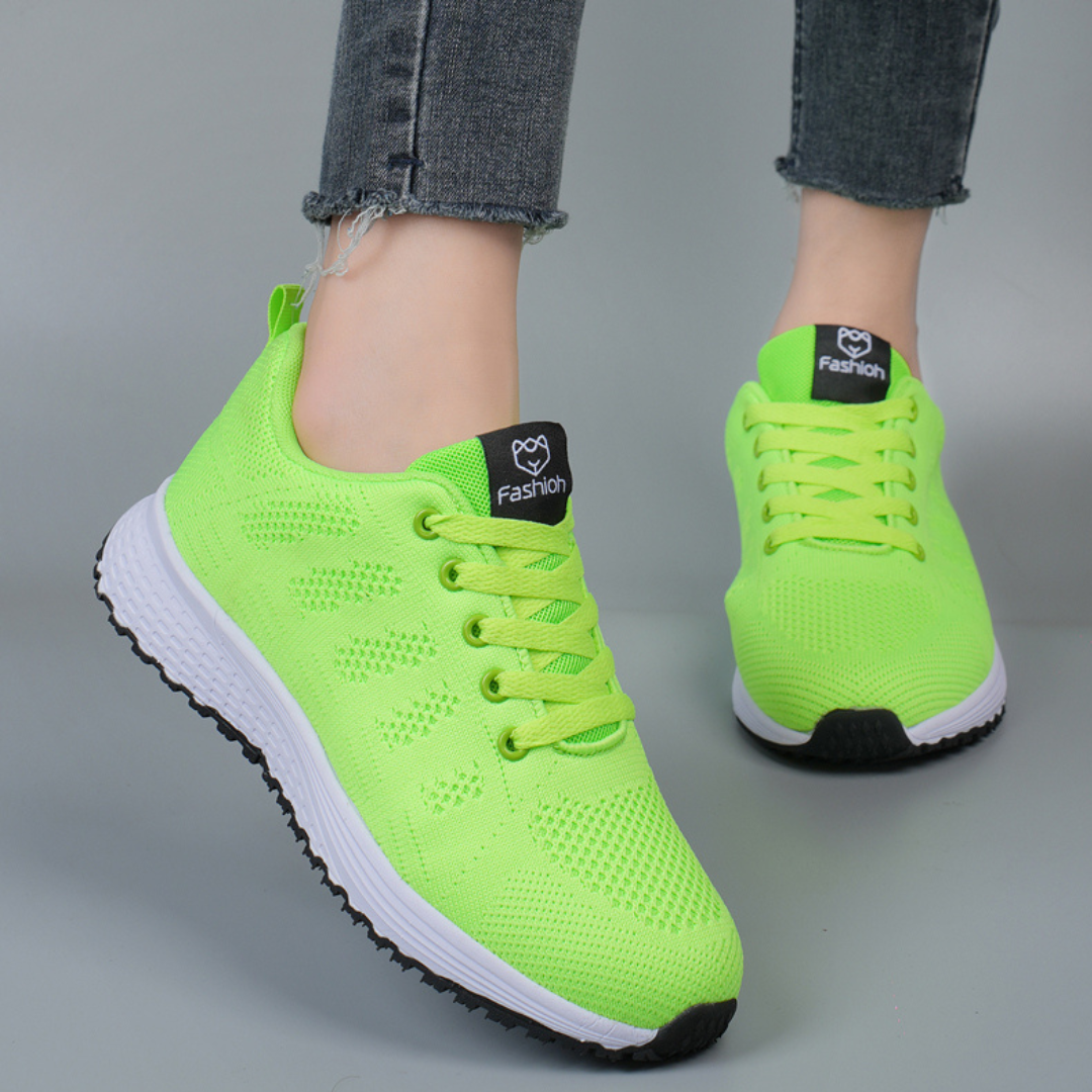 Damen Strick-Sneaker am Fuß getragen. Ideal als leichte, bequeme Alltagsschuhe für sportliche Freizeitaktivitäten.