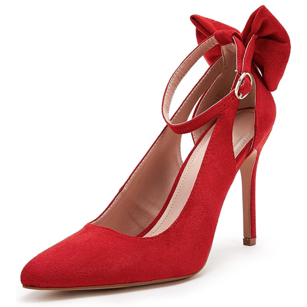 Nahaufnahme des schlanken Stilettoabsatzes eines eleganten Damen Pumps mit zierlicher Schleife.