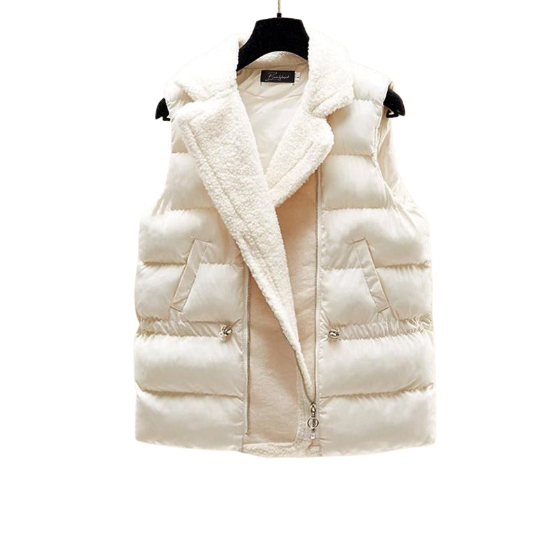 Dreiteiliges Damen Winter-Outfitset: Rollkragenpullover, gefütterte Jacke & Hose für komplette Wintermode.