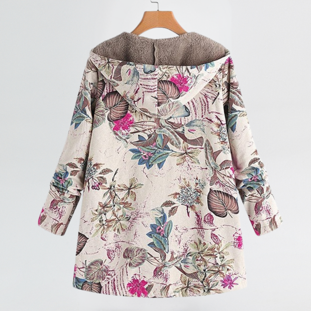 Model trägt stilvolle Damen-Blumenjacke, leichte Übergangsjacke im Vintage-Stil für modische Herbst- und Frühlingsoutfits.