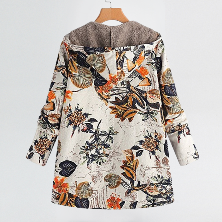 Frau in eleganter Damen-Blumenjacke; leichte, warme Freizeitjacke im Vintage-Stil für stilvolle Herbst- und Frühlingsmode.