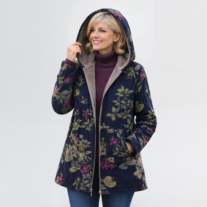 Rückenansicht der vielseitigen Damenjacke mit Vintage-Blumenprint; bequeme, leichte Oberbekleidung für Freizeit.