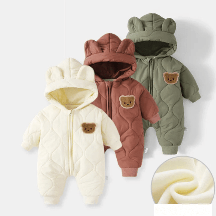 Kuscheliger Baby Winteroverall Bärenmotiv, hält Babys warm bei Winterabenteuern.