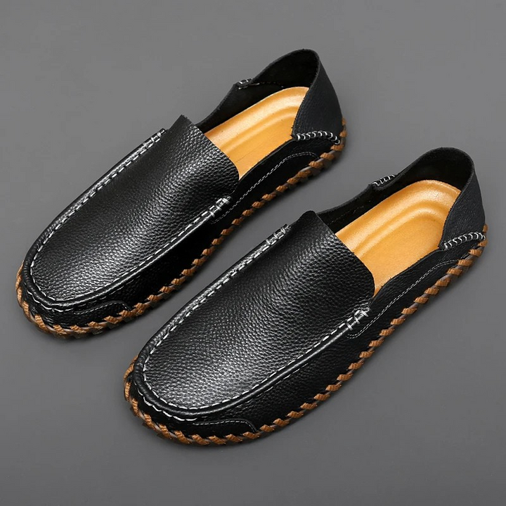 Moderne Herren Slip-Ons, handgenäht; bieten Komfort & Eleganz für den stilbewussten Mann.