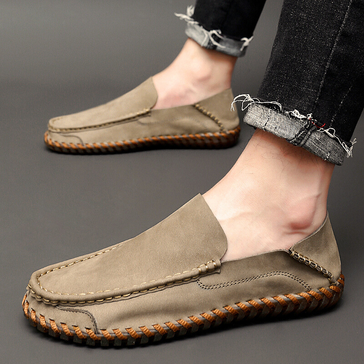 Herren Slipper mit rutschfester Sohle; elegante Slip-Ons, handgefertigt für sicheren Schritt & Komfort.