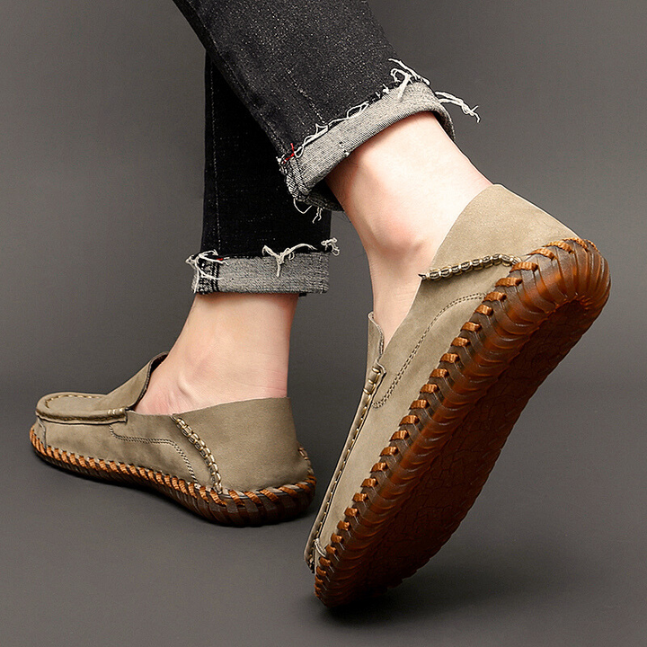 Seitenansicht der stilvollen Herren Slip-Ons; handgenäht, bequem für Business & Freizeit.