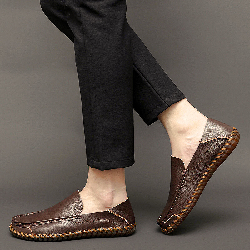 Stylische Herren Slip-Ons, handgenäht, perfekt für warme Tage & lässige Eleganz.