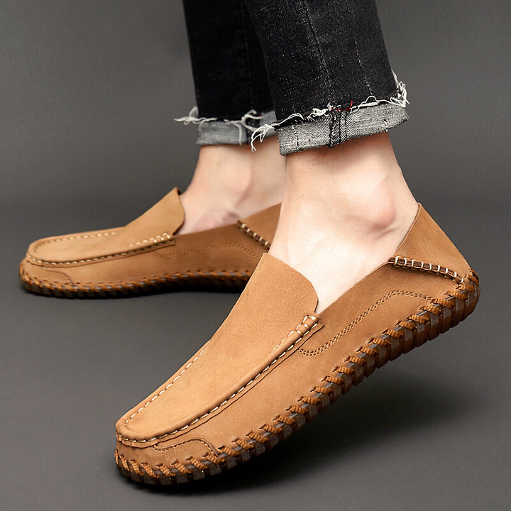 Handgefertigte Nähte an bequemen Herren Slip-On Schuhen für einen eleganten Business-Casual-Look.