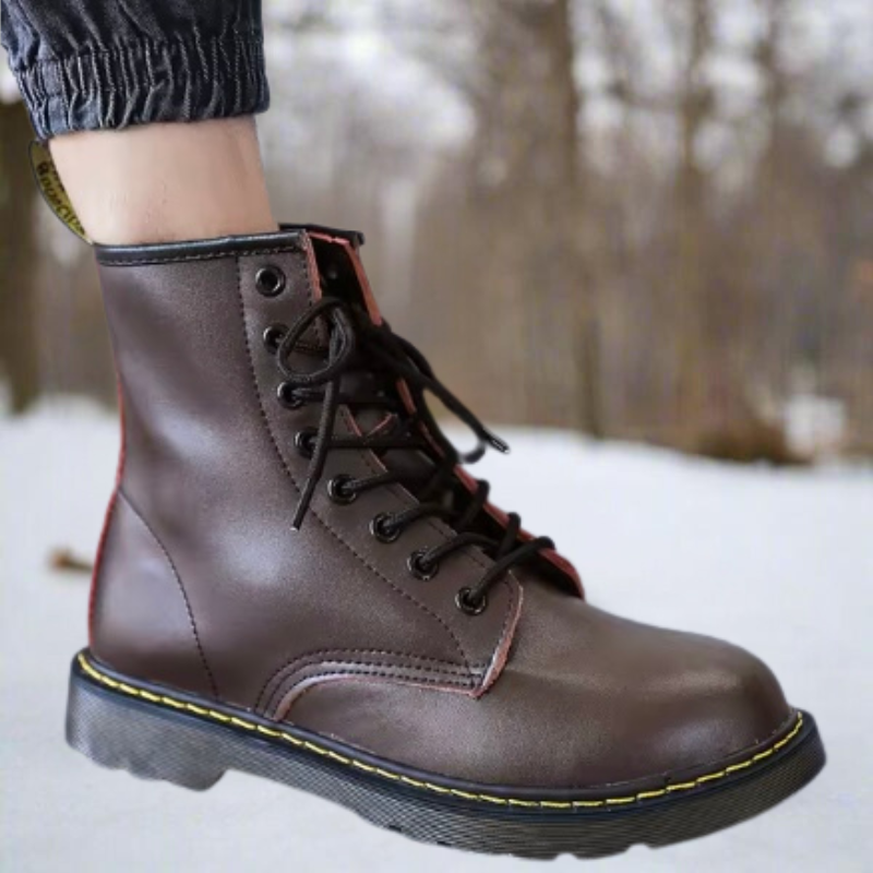 Detail der griffigen, robusten Sohle der Herren Winter Stiefel; sicherer Halt bei Schnee & Eis.