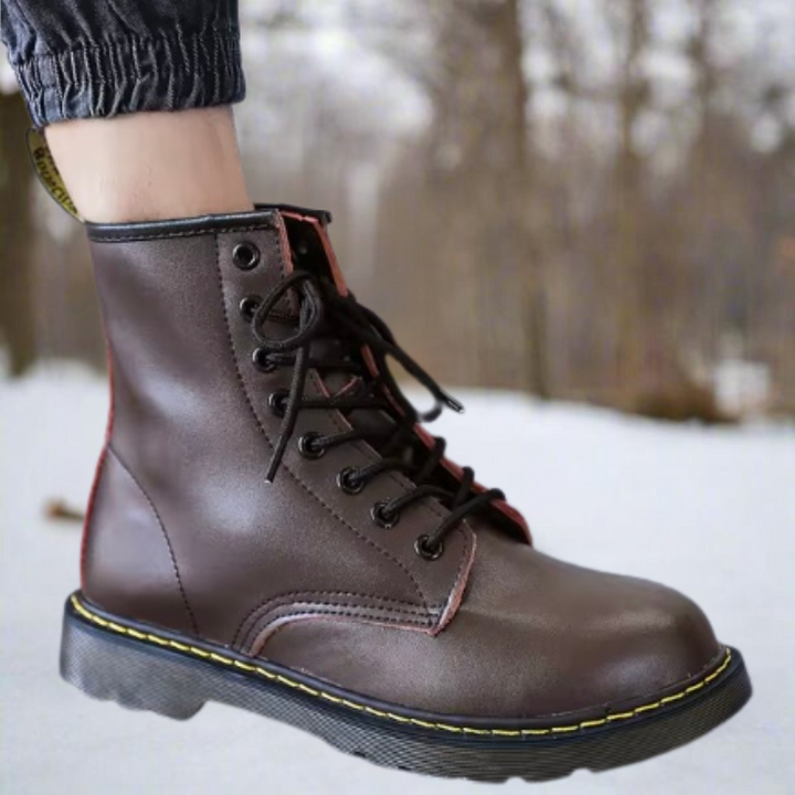 Detail der griffigen, robusten Sohle der Herren Winter Stiefel; sicherer Halt bei Schnee & Eis.