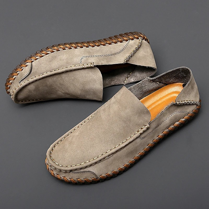 Elegante Herren Slipper, Slip-Ons mit handgenähten Details für stilvollen Komfort.