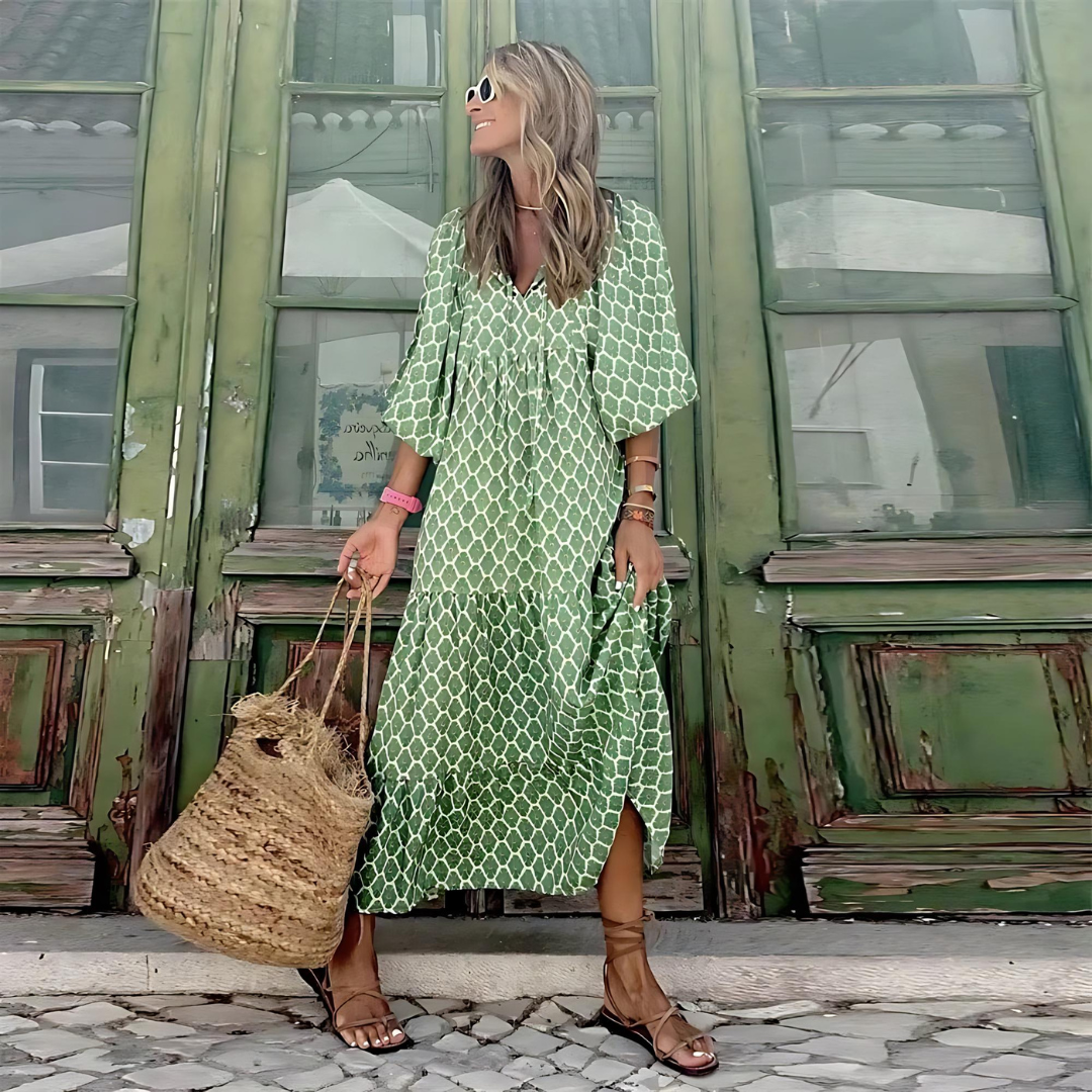 Fließendes Damen Maxikleid mit geometrischem Muster und lockerer Passform. Ideal als sommerliches Freizeitkleid.
